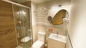 Gác Deluxe | Phòng tắm | Buồng tắm vòi sen, đồ dùng nhà tắm miễn phí, máy sấy tóc, khăn tắm