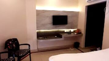 Royal Double Room, City View, Executive Level | Free WiFi, bed sheets