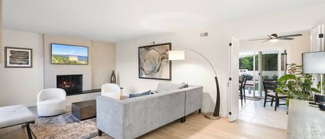 スマートテレビ、暖炉、書斎 / ワークスペース