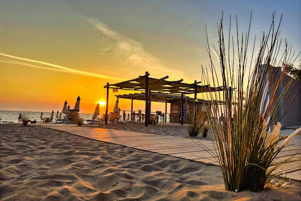 Pantai persendirian, kerusi lepak pantai, payung, bar pantai