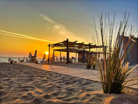 Private beach, sun-loungers, beach umbrellas, beach bar. Csa Hotel Beach & Park