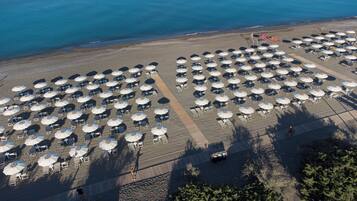 Privatstrand, Liegestühle, Sonnenschirme, Strandbar