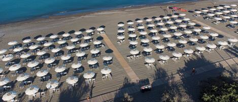 Playa privada, tumbonas, sombrillas y bar en la playa