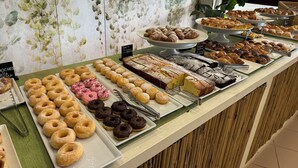 A bakery display with various pastries and donuts. - Csa Hotel Beach & Park (Bibbona)