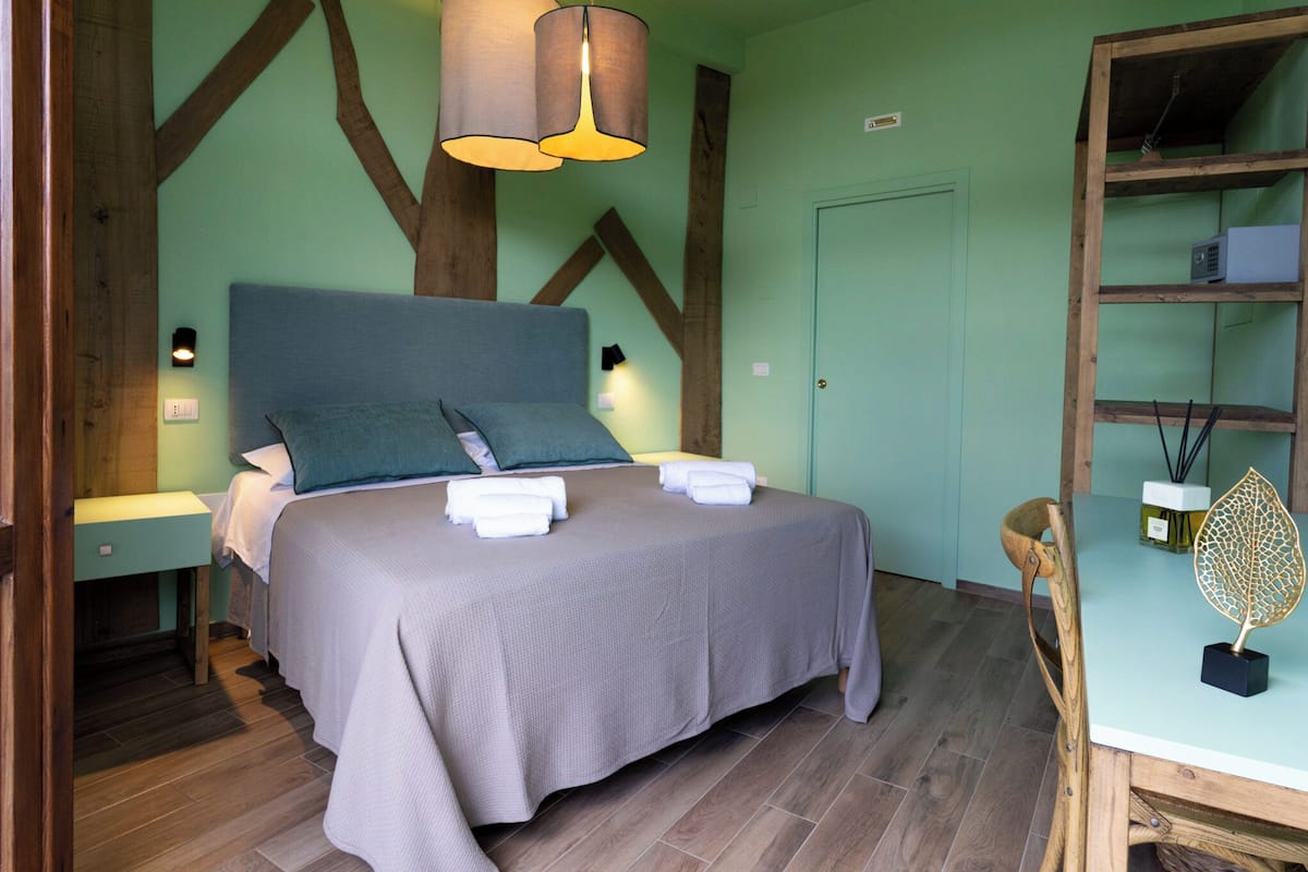 Exclusive Room | Peti besi dalam bilik, meja, ruang kerja komputer riba, Wi-fi percuma