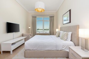 Deluxe Apartment, 2 Bedrooms, Sea View | 2 bedrooms, in-room safe, desk, iron/ironing board - Bespoke Residences - Shoreline Al HAseer (Dubai)