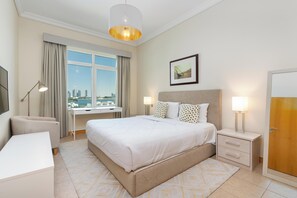 Appartement Deluxe, 2 chambres, vue sur la mer | 2 chambres, coffre-fort, bureau, fer et planche à repasser