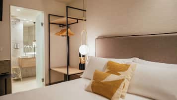 Quarto standard | Edredons de pluma, cofres nos quartos, espaço de trabalho para notebook