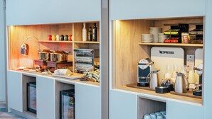 A coffee station with espresso machines, coffee cups, and a variety of coffee beans. - Hotel Cetina Casa de Aguilar (Córdoba)