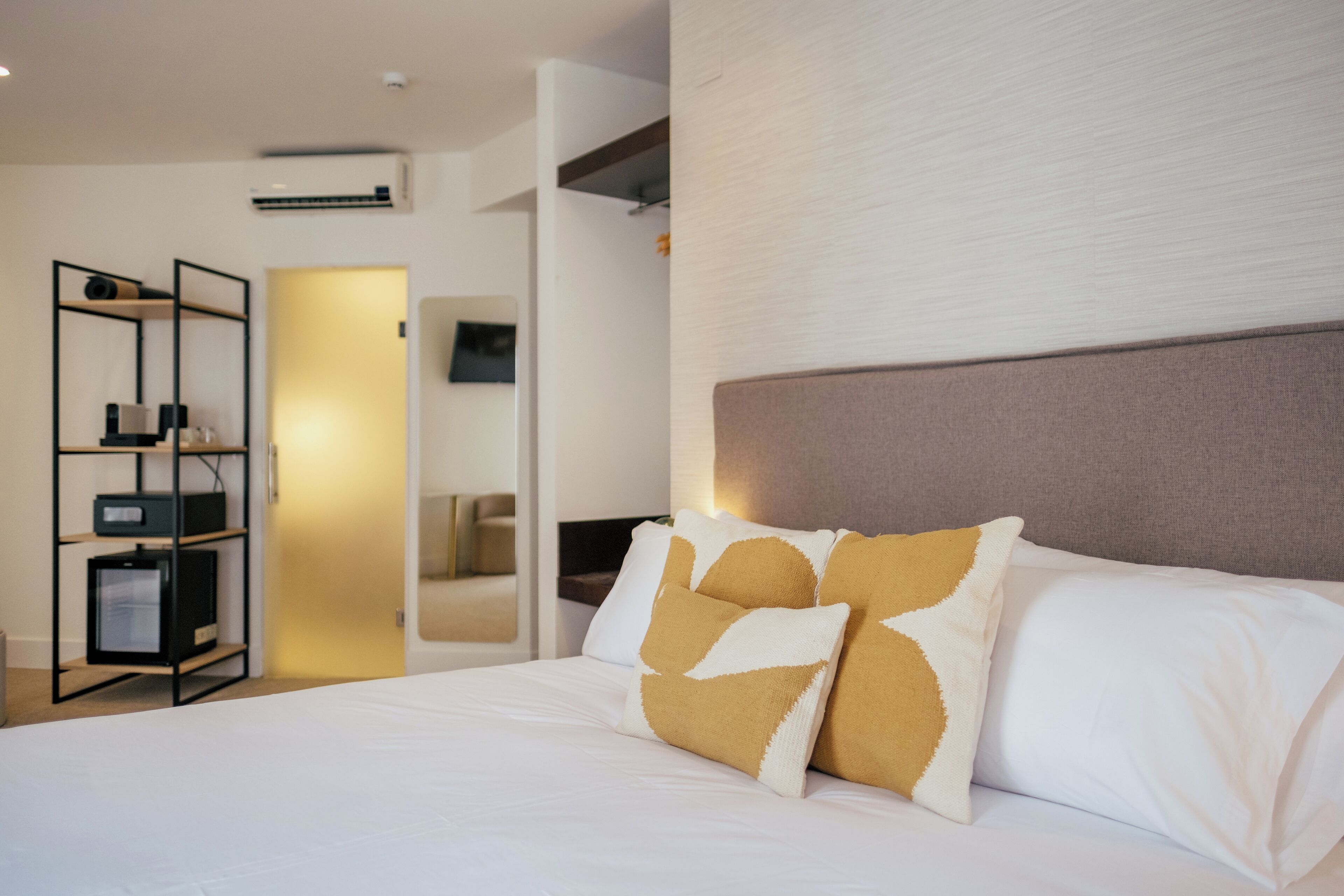 Estudi en suite júnior | Cobrellits i caixa forta a l'habitació 