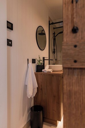 Shower, hair dryer, towels - Bay Hideaway Stieglitz (Break O'Day)