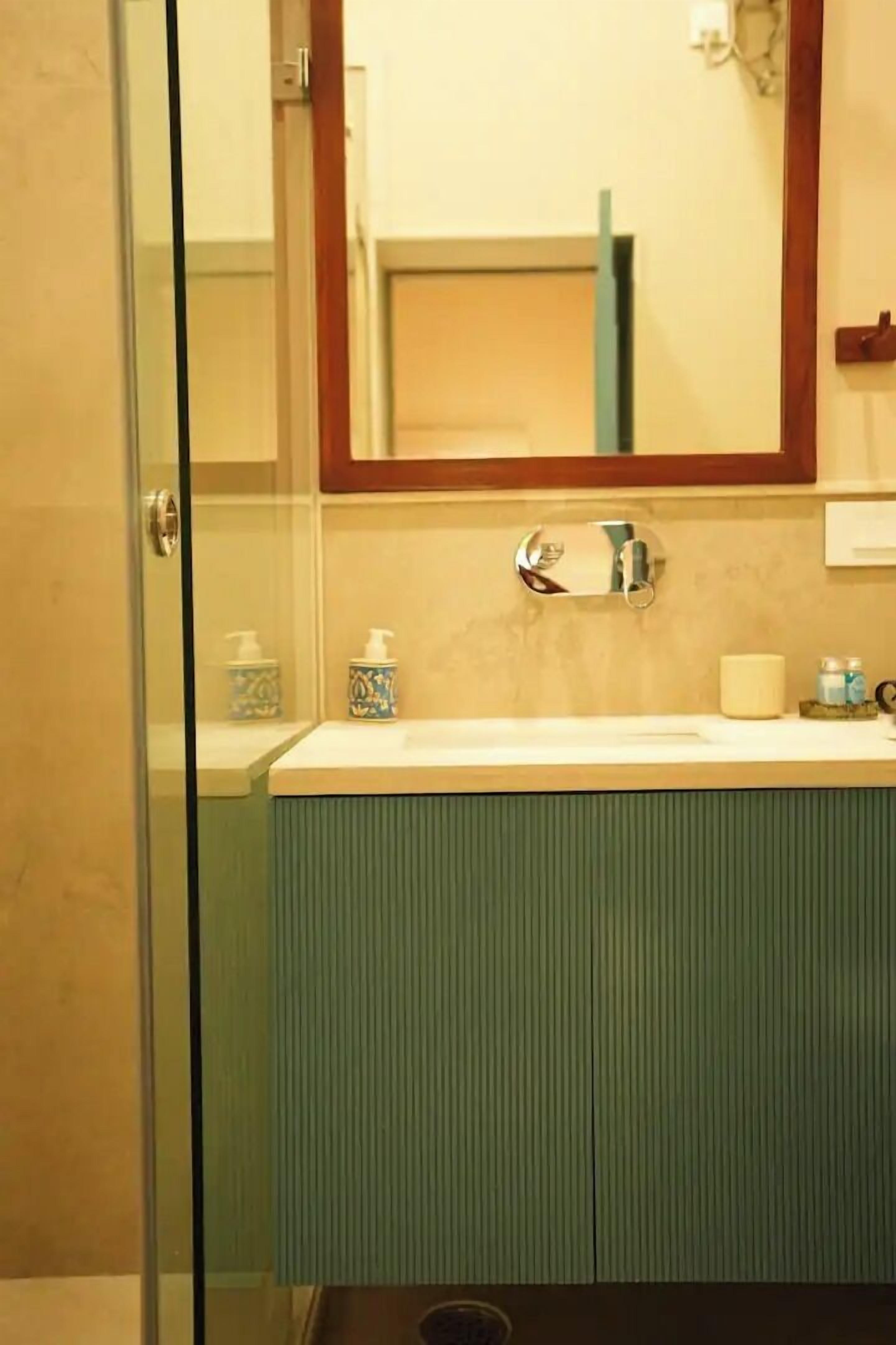 Shower, towels