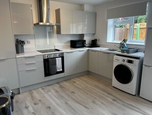 Apartment | Eigene Küche | Kühlschrank, Mikrowelle, Ofen, Herdplatte