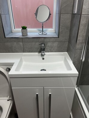 Apartment | Bathroom | Combined shower/tub, deep soaking tub, free toiletries, hair dryer