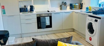 2 Bed Flat - Sleeps 8 - Pets - Garden - Parking