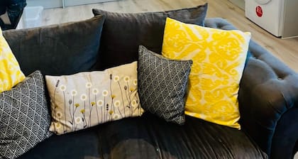 2 Bed Flat - Sleeps 8 - Pets - Garden - Parking