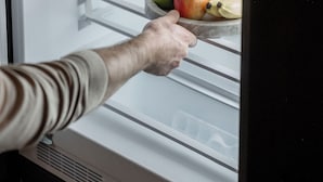 A refrigerator with a glass door, containing fruits and a note. - Frans&Frans hotel and apartments (Rauma)