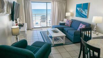 Lägenhet Deluxe - 2 sovrum - balkong - utsikt mot stranden | Vardagsrum | 55-tums smart-tv med digitalkanaler