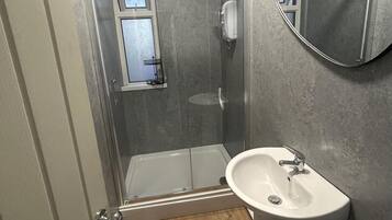 Combined shower/tub, deep soaking tub, towels