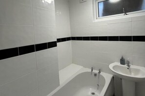 Combined shower/tub, deep soaking tub, towels