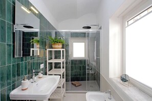 Haartrockner, Bidet, Handtücher, Seife
