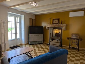 TV - Spacious house with private pool, air conditioning, Wi-Fi, pets allowed and parking (Montbron)