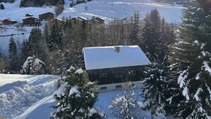 A snow-covered mountain with a ski resort, including cabins and ski lifts. - Spacious 2-room apartment for 5 people in Chinaillon (Le Grand-Bornand)