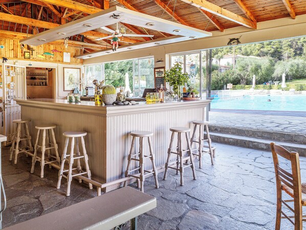 Swim-up bar - Julia Hotel (Kassandra)