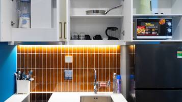 Luxury Apartment, Beach View | Private kitchen | Microwave, stovetop, cookware/dishes/utensils