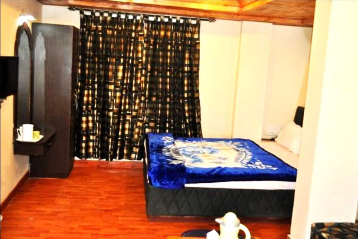 Habitación Deluxe doble, sin ventanas | Wifi gratis y ropa de cama
