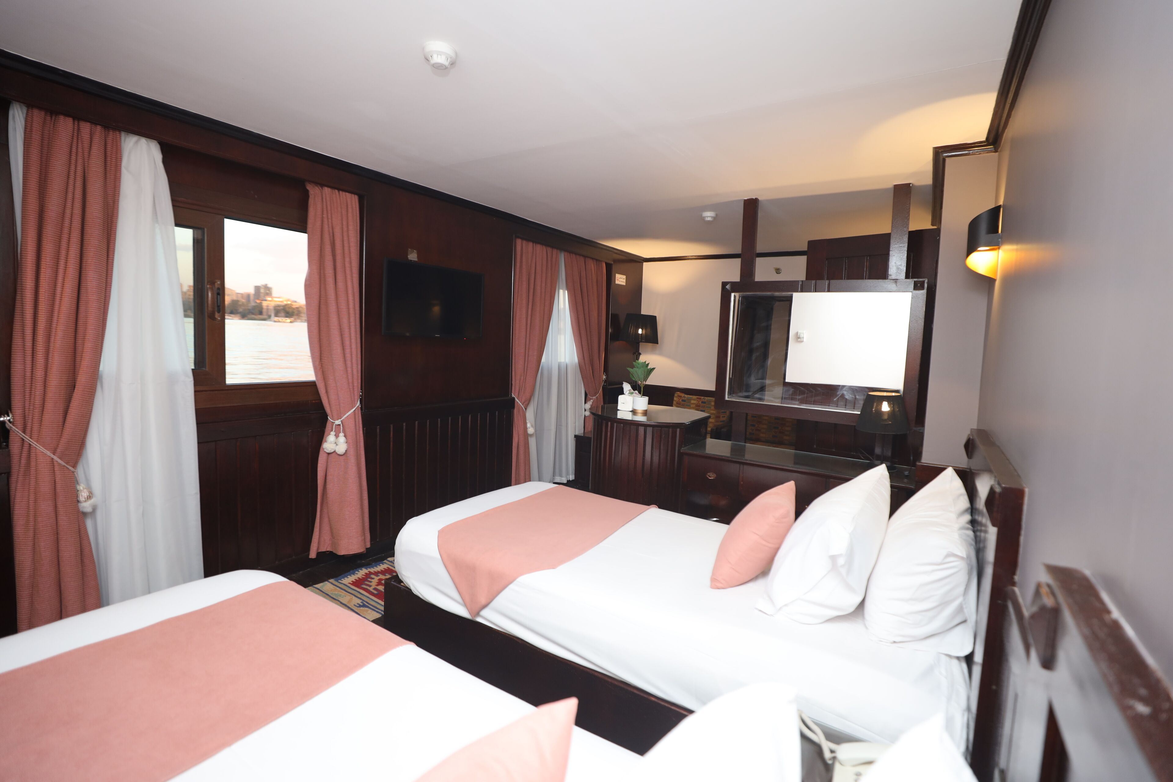 Quarto casal ou duplo luxo, vista para o rio | Escrivaninha, Wi-Fi de cortesia