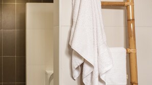 Dobbeltrom – standard, balkong | Bad | Dusj, hårføner, håndklær og såpe