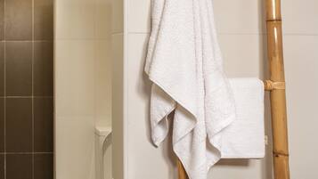 Doppia Standard, balcone | Bagno | Doccia, asciugacapelli, asciugamani, sapone