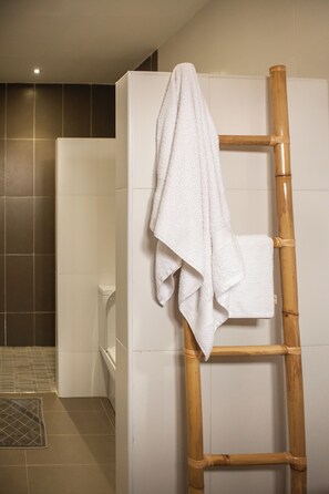 Standaard tweepersoonskamer, balkon | Badkamer | Een douche, een haardroger, handdoeken, zeep