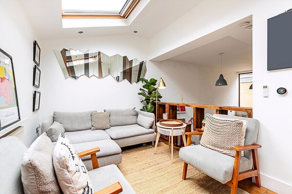 Exterior - Modern & Airy 2-bed Gem in Trendy Stoke Newington (London)