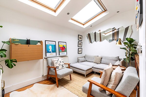 House | Living room - Modern Airy 2-bed Gem in Trendy Stoke Newington (London)