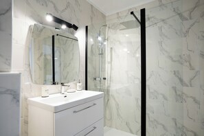 Appartement familial, patio, vue sur la cour intérieure | Salle de bain | Baignoire et douche séparées, articles de toilette (gratuits)