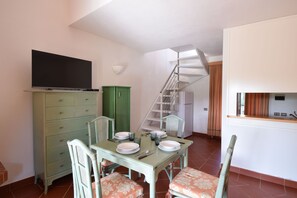 Biệt thự, quang cảnh biển | Khu phòng khách | TV 32-inch có truyền hình cáp 