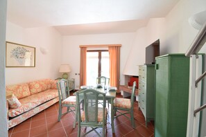 Villa, Sea View | Living area | 32-inch TV with cable channels - Casa Ortensia (Budoni)