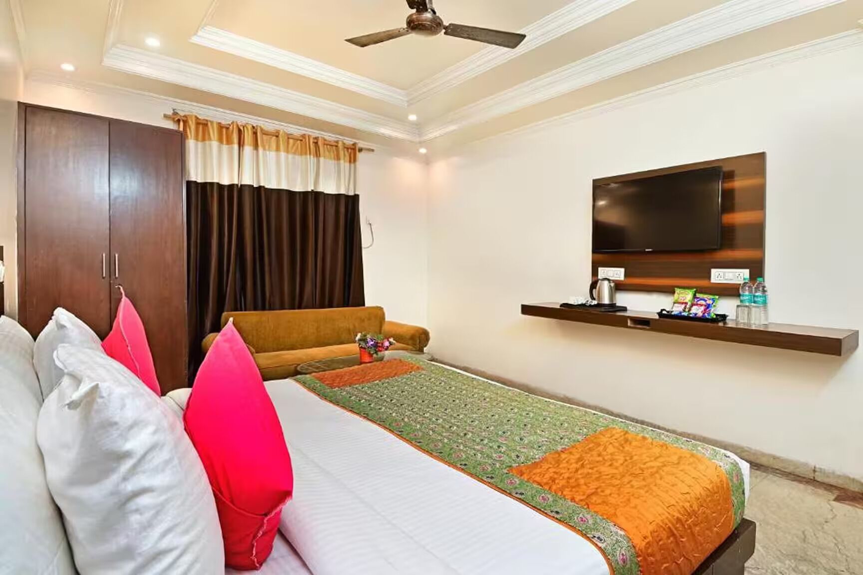 办公桌、笔记本电脑工作区、免费 WiFi