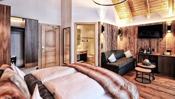 Deluxe-Doppelzimmer, Balkon | Zimmersafe, Schreibtisch, laptopgeeigneter Arbeitsplatz