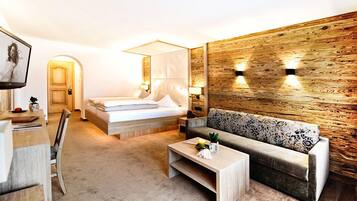 Deluxe-Doppelzimmer, Balkon | Badezimmerausstattung | Haartrockner, Hausschuhe, Handtücher, Seife