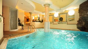 Una piscina cubierta