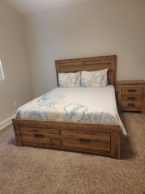3 dormitorios, tabla de planchar con plancha, ropa de cama