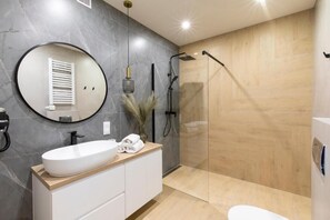 Amenidades de baño gratuitas, secadora de cabello, pantuflas, toallas 