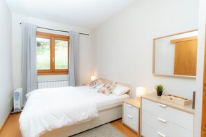 1 bedroom, bed sheets