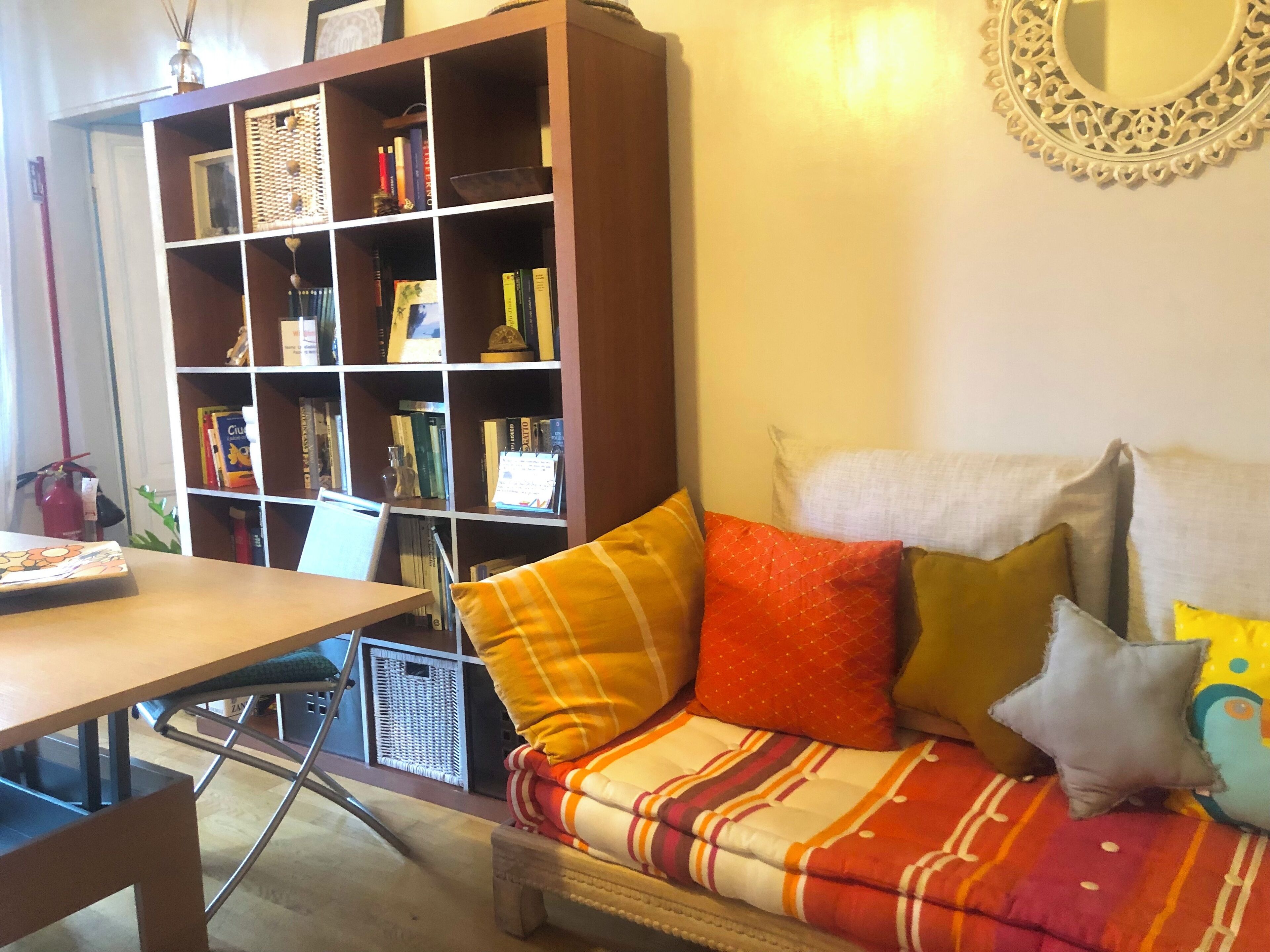 Smart TV, libri, biblioteca musicale, impianto stereo