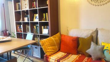 Smart TV, libri, biblioteca musicale, impianto stereo