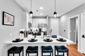 冷蔵庫、電子レンジ、オーブン、コンロ