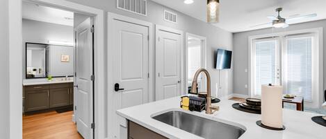 冷蔵庫、電子レンジ、オーブン、コンロ